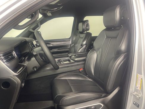 Used 2024 Jeep Wagoneer 4WD w/ HD Trailer Tow Package image 18