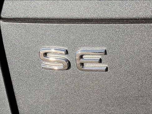 Used 2024 Volkswagen Tiguan SE image 8