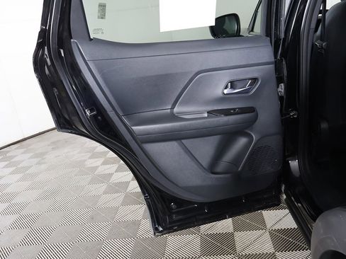 Used 2025 Nissan Kicks SV AWD/4WD image 23