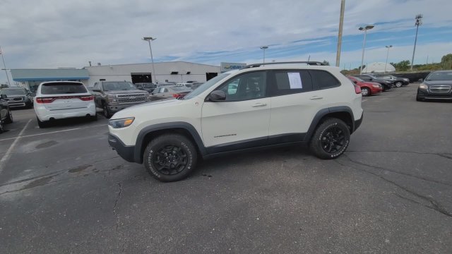 Used 2019 Jeep Cherokee Trailhawk AWD/4WD image 3