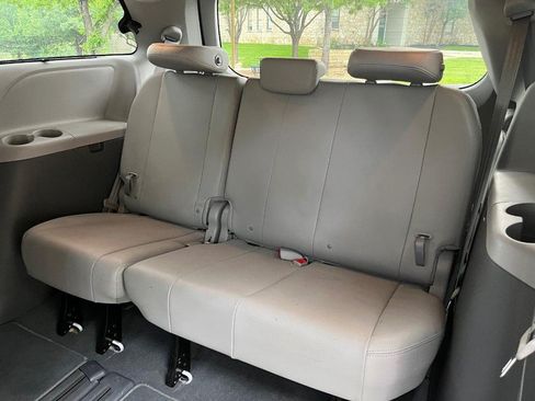Used 2019 Toyota Sienna XLE w/ XLE Navigation Package FWD image 12