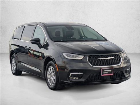 Used 2023 Chrysler Pacifica Touring-L image 3