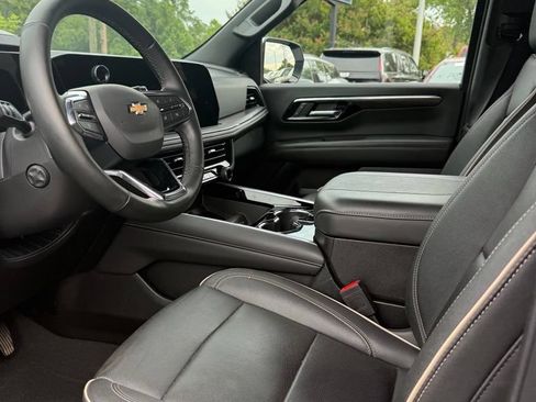 Used 2025 Chevrolet Suburban Premier AWD/4WD image 10