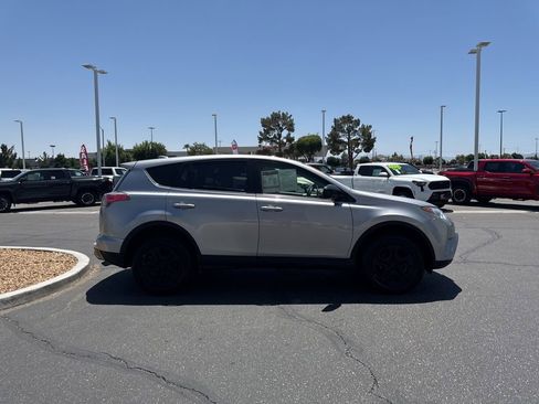Used 2018 Toyota RAV4 LE FWD image 5
