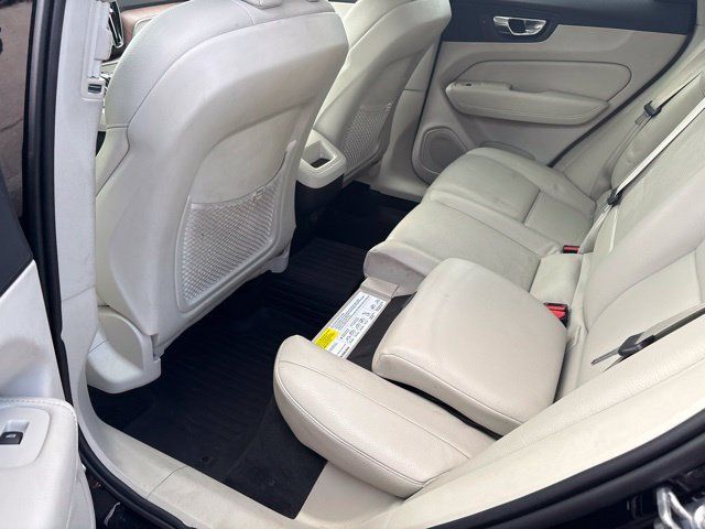 Used 2021 Volvo XC60 T6 Momentum w/ Premium Package AWD/4WD image 24