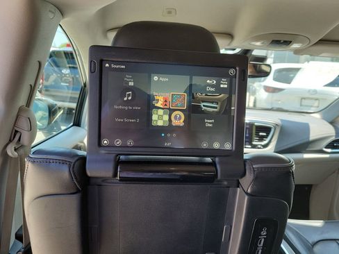 Used 2018 Chrysler Pacifica Limited w/ Advanced Safetytec Group FWD image 16