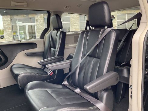 Used 2015 Chrysler Town & Country Touring w/ Driver Convenience Group FWD image 31