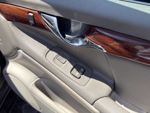 Used 2003 Cadillac De Ville w/ Comfort & Convenience Package image 48