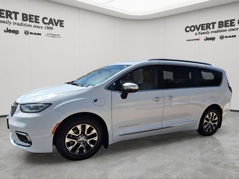 Used 2023 Chrysler Pacifica Pinnacle image 4