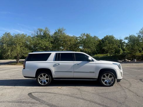 Used 2016 Cadillac Escalade ESV Luxury AWD/4WD image 18