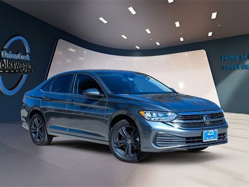 Used 2024 Volkswagen Jetta SE image 2