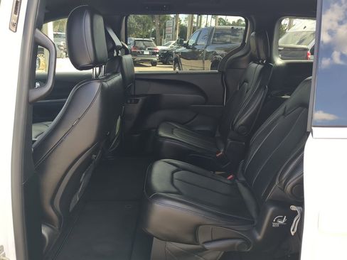 Used 2025 Chrysler Pacifica Select image 14