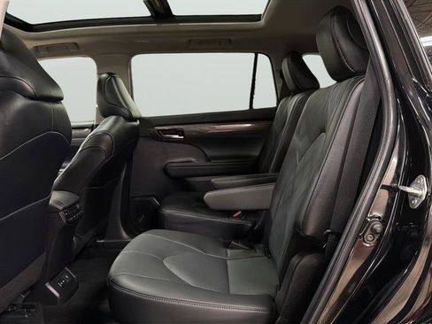 Used 2024 Toyota Highlander Platinum AWD/4WD image 25