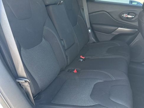 Used 2021 Jeep Cherokee Latitude FWD image 14