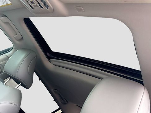 Used 2020 Toyota Highlander XLE FWD image 18