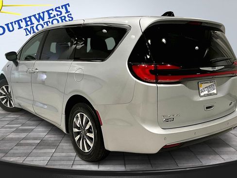 Used 2024 Chrysler Pacifica Select image 4