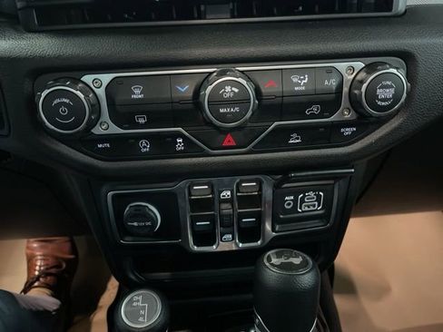 Used 2025 Jeep Wrangler Sport S image 20