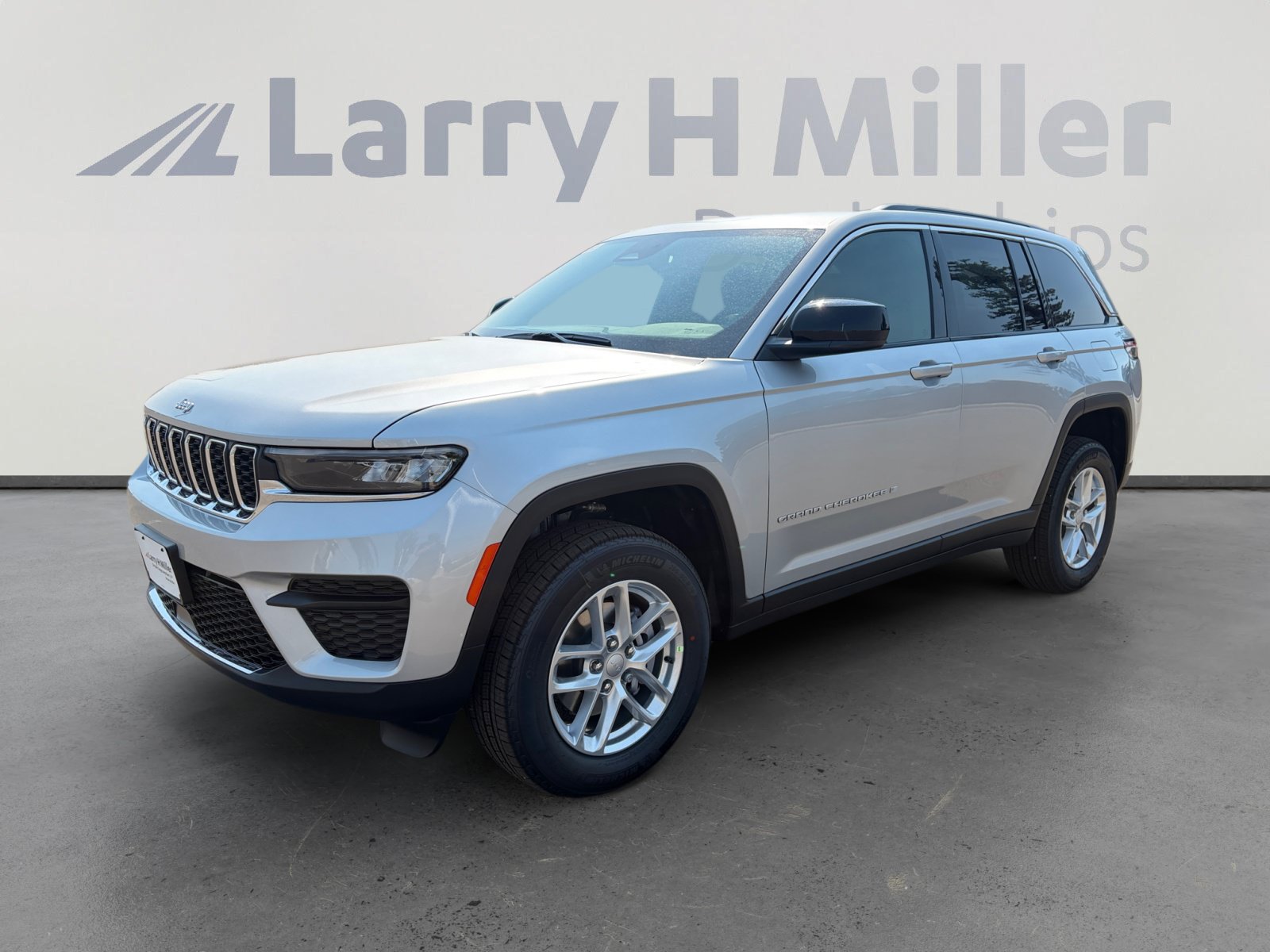 New 2026 Jeep Grand Cherokee Laredo AWD/4WD image 1