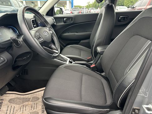 Used 2023 Hyundai Venue Limited FWD image 10