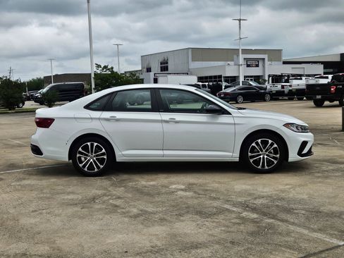 Used 2025 Volkswagen Jetta Sport FWD image 2