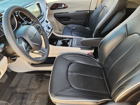 Used 2024 Chrysler Pacifica Limited w/ Trailer Tow Group image 15