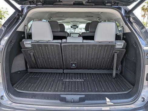 Used 2023 Toyota Highlander XLE FWD image 27