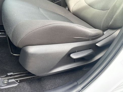 Used 2021 Toyota RAV4 LE image 5