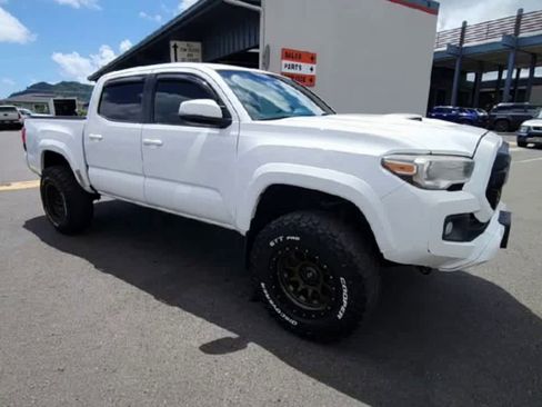 Used 2017 Toyota Tacoma TRD Sport AWD/4WD image 2