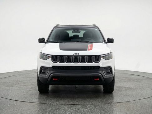 Used 2025 Jeep Compass Trailhawk AWD/4WD image 2