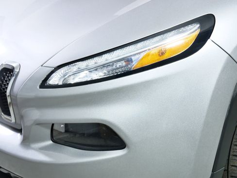 Used 2018 Jeep Cherokee Latitude Plus w/ Cold Weather Group image 16