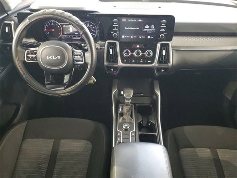 Used 2022 Kia Sorento LX image 9