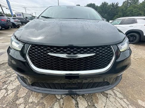 Used 2023 Chrysler Pacifica Touring-L FWD image 33