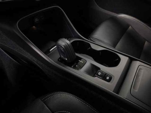 Used 2020 Volvo XC40 T5 Momentum w/ Protection Package Premier image 42