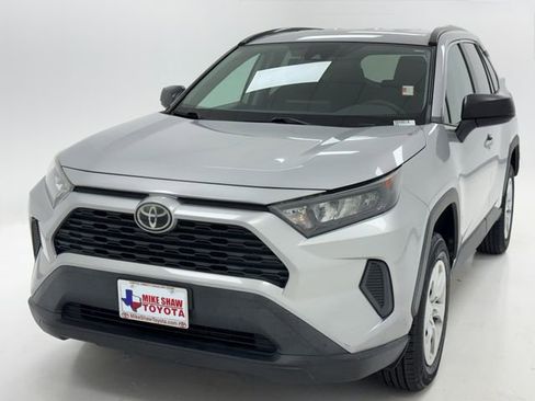 Used 2020 Toyota RAV4 LE FWD image 4