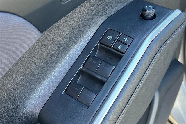 Used 2024 Toyota Highlander LE AWD/4WD image 11