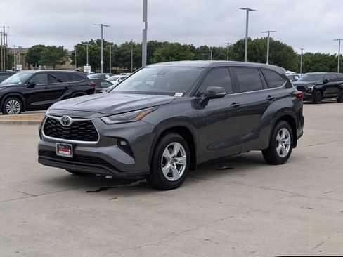 Used 2023 Toyota Highlander LE FWD image 10