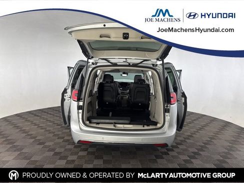 Used 2024 Chrysler Pacifica Touring-L image 17