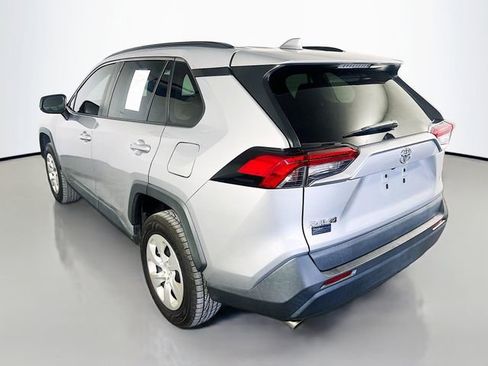 Used 2019 Toyota RAV4 LE FWD image 6