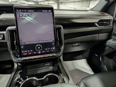 Used 2025 GMC Yukon XL AT4 w/ AT4 Premium Package image 27