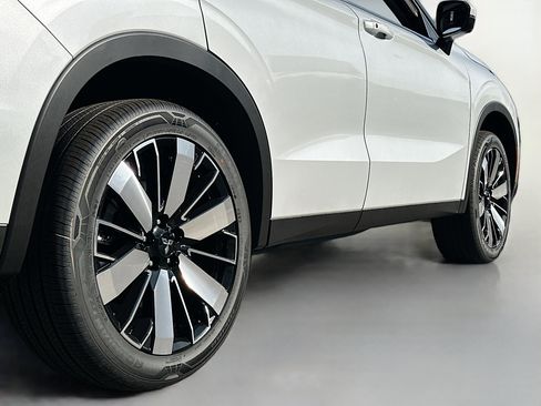 New 2025 Mitsubishi Outlander SE image 13