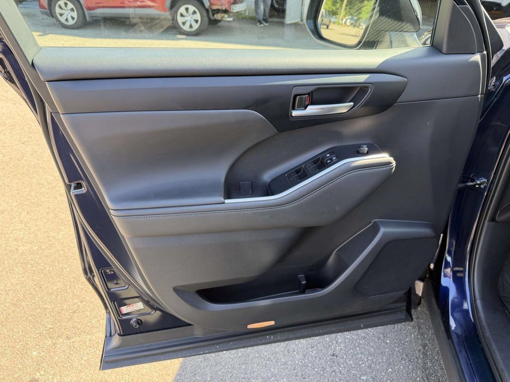 Used 2023 Toyota Highlander XSE AWD/4WD image 12