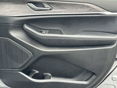 Used 2024 Jeep Grand Cherokee L Limited w/ Black Appearance Package image 15