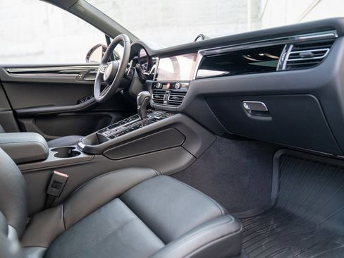 Certified 2025 Porsche Macan image 22