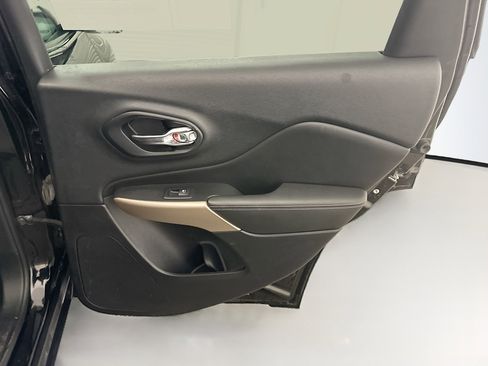 Used 2018 Jeep Cherokee Limited image 33