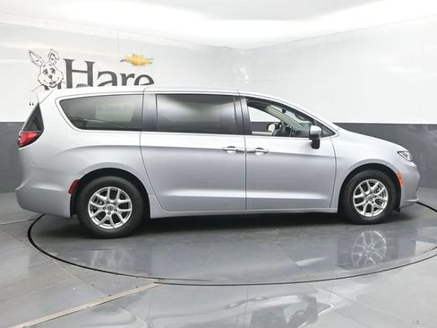 Used 2023 Chrysler Pacifica Touring-L FWD image 38