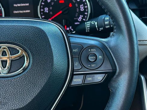 Used 2020 Toyota RAV4 XLE Premium image 21