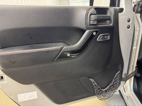 Used 2012 Jeep Wrangler Unlimited Sahara image 8