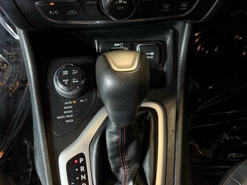 Used 2016 Jeep Cherokee Trailhawk w/ Leather Interior Group AWD/4WD image 17