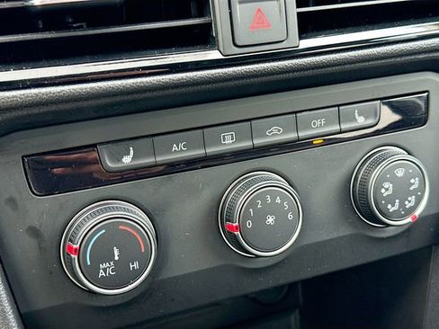 Used 2022 Volkswagen Taos SE image 17