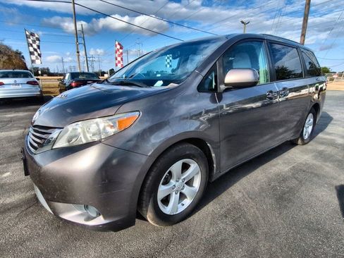 Used 2015 Toyota Sienna LE image 1